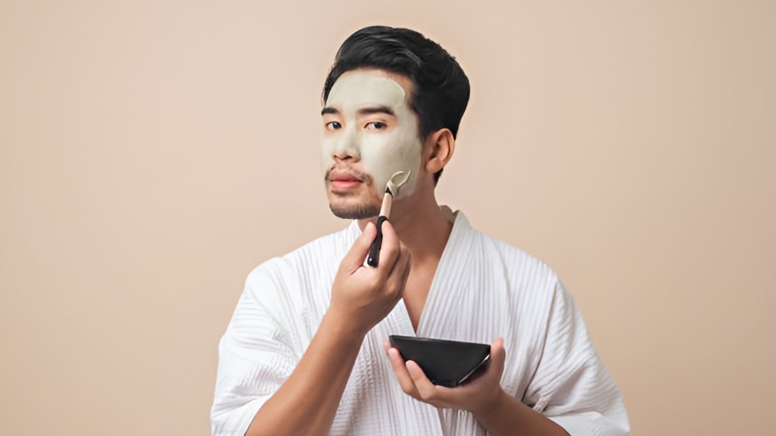 Đắp mask đất sét giúp thông thoáng lỗ chân lông trong quy trình 7 bước chăm sóc da cơ bản.